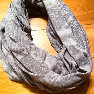✨ H&M - Snake Print Infinity Scarf